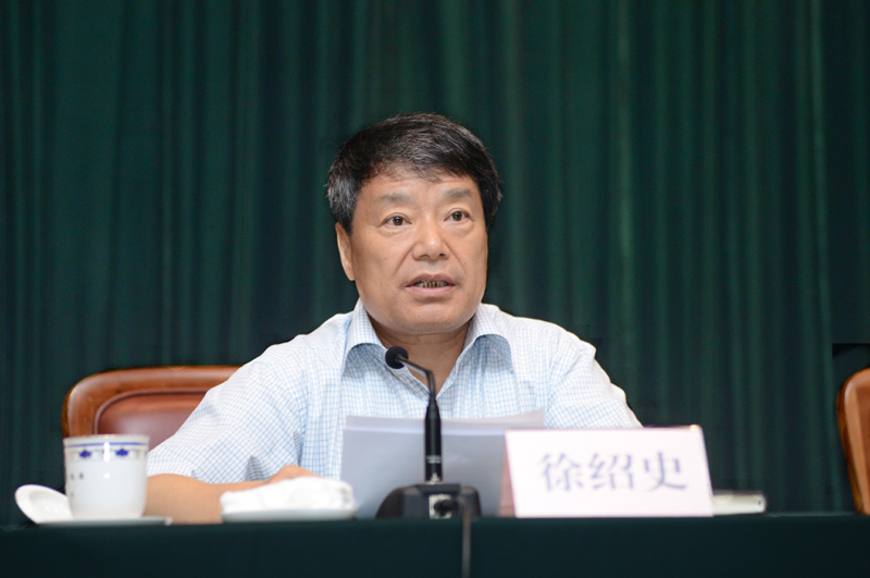 尚冰參觀“踐行節(jié)能低碳，建設(shè)美麗家園”節(jié)能科普展