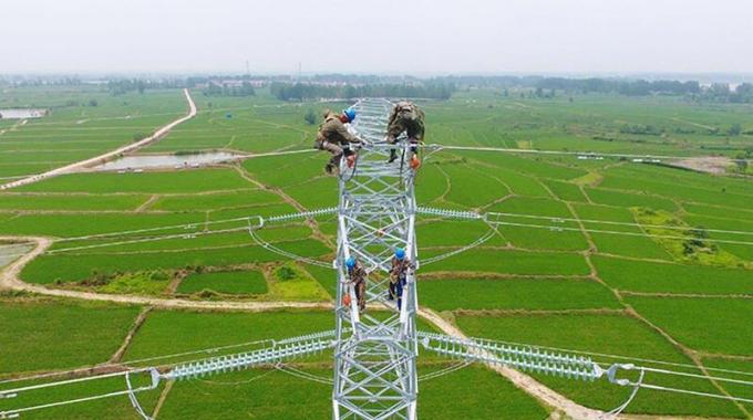 高空架設(shè)電力“大動脈”確保秋糧豐產(chǎn)豐收