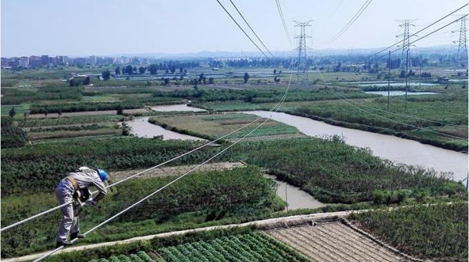 高空作業(yè)線路體檢 確?？煽抗╇? /></a>
				<span>高空作業(yè)線路體檢 確?？煽抗╇?/span>
			</li>
			<li>
				<a href=