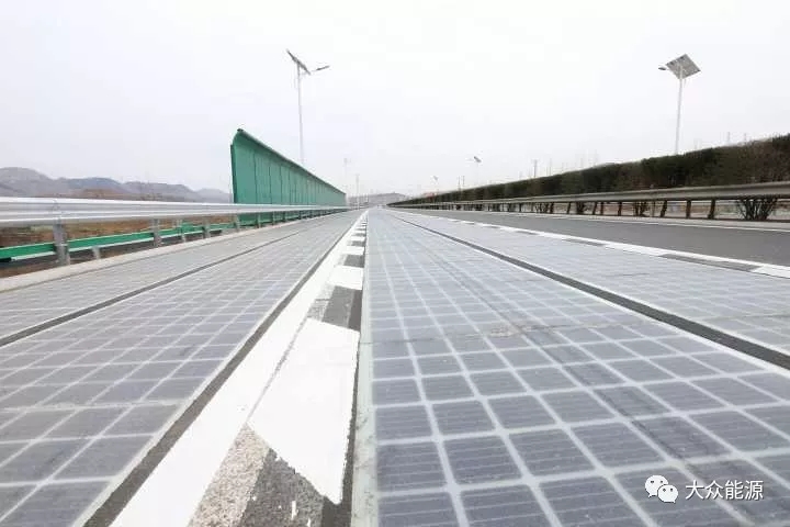 漲知識！高速公路上汽車怎么邊跑邊？