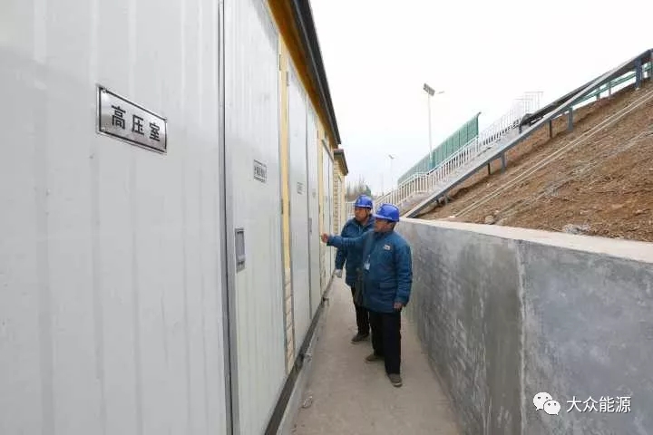 漲知識！高速公路上汽車怎么邊跑邊？