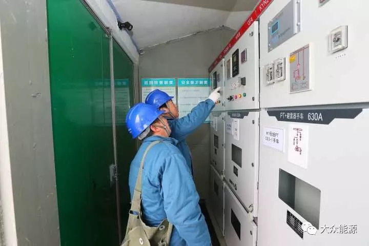 漲知識！高速公路上汽車怎么邊跑邊？