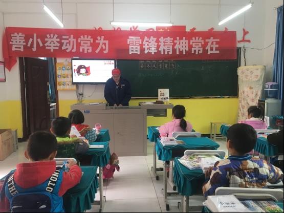 旬陽(yáng)供電點(diǎn)亮小桔燈傳承雷鋒愛(ài)