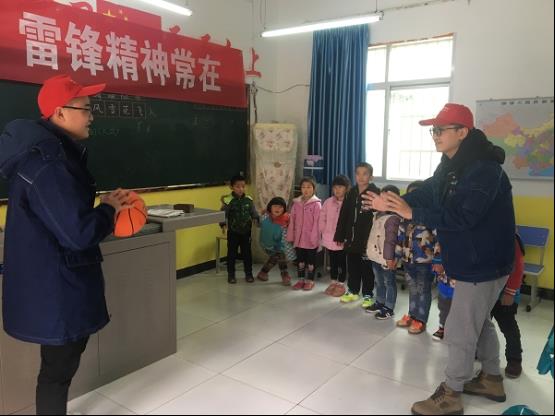旬陽(yáng)供電點(diǎn)亮小桔燈傳承雷鋒愛(ài)