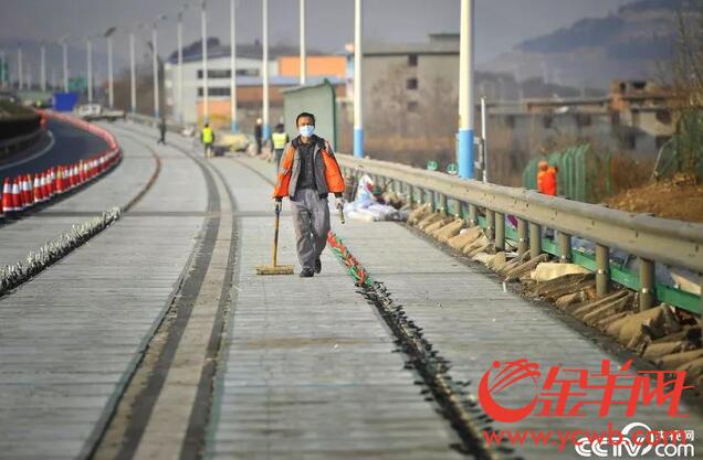 可移動(dòng)充電可無人駕駛 “超級(jí)公路”離我們有多遠(yuǎn)？