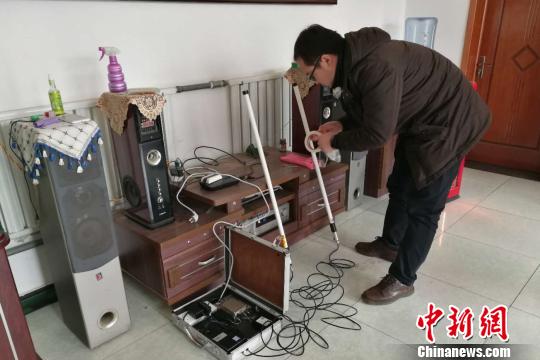 國家電網(wǎng)技術(shù)人員在在河北省淶水縣南郭下村的分布式光伏扶貧電站研發(fā)5G技術(shù)傳輸。　趙明 攝