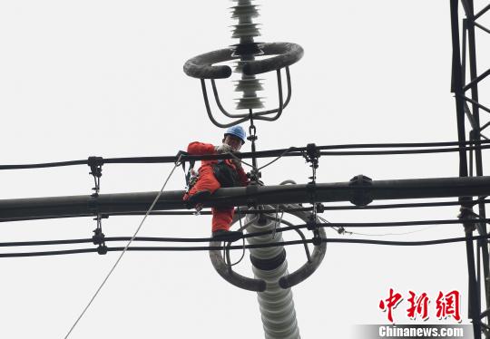 圖為電力工人在70多米高空作業(yè)，為特高壓復(fù)奉線重慶段進(jìn)行八年來首次大修。　周毅 攝