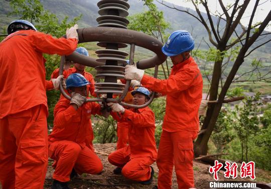 圖為電力工人首次在特高壓復(fù)奉線重慶段開展整串絕緣子串更換工作?！≈芤?攝