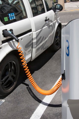無線充電革命正悄悄萌芽 充電樁能否保其身？