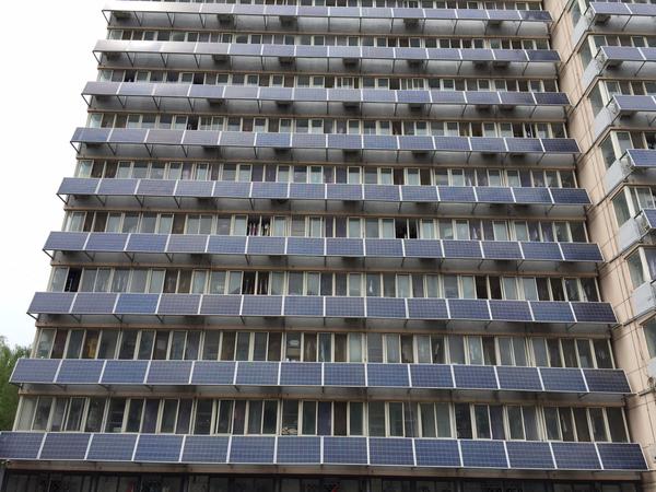 “高能”！北交大一宿舍樓外墻“爬滿”太陽能板