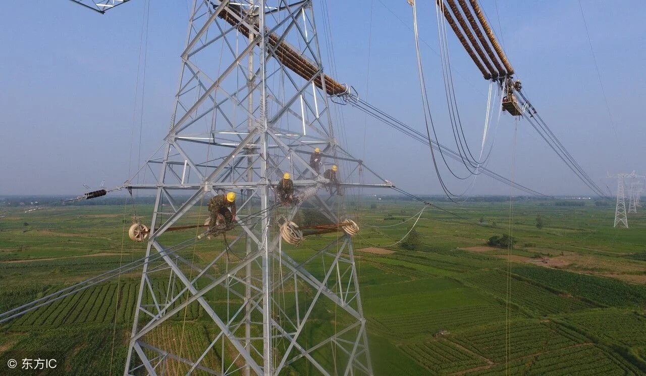 中國特高壓電網工人100多米高空作業(yè)令人驚心動魄【圖說】