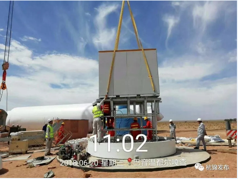 總投資7.8億！杭錦旗100兆瓦風電清潔供熱項目首臺風機順利吊裝