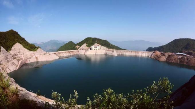 浙江仙居抽水蓄能電站（建成）  仙居抽水蓄能電站位于浙江仙居縣，極大節(jié)省了系統(tǒng)電源建設(shè)投資，據(jù)2015年水平系統(tǒng)運(yùn)行模擬計(jì)算，電站使系統(tǒng)火電綜合調(diào)峰幅度降低2.44%，節(jié)約系統(tǒng)標(biāo)準(zhǔn)煤耗15.48萬(wàn)噸。