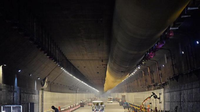  廣東電網(wǎng)公司承擔(dān)著對人工島及港珠澳大橋本體工程的供電任務(wù)，同時為粵港澳三地的綜合運輸體系和高速路網(wǎng)提供電力保證。早在港珠澳大橋于2009年12月15日正式動工以來，廣東電網(wǎng)公司珠海供電局便成立了港珠澳大橋供電專項服務(wù)小組，9年間一直跟隨建設(shè)進度及時滿足各項用電需求。