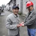 這位大爺順手一個小動作，供電公司獎勵他500元！